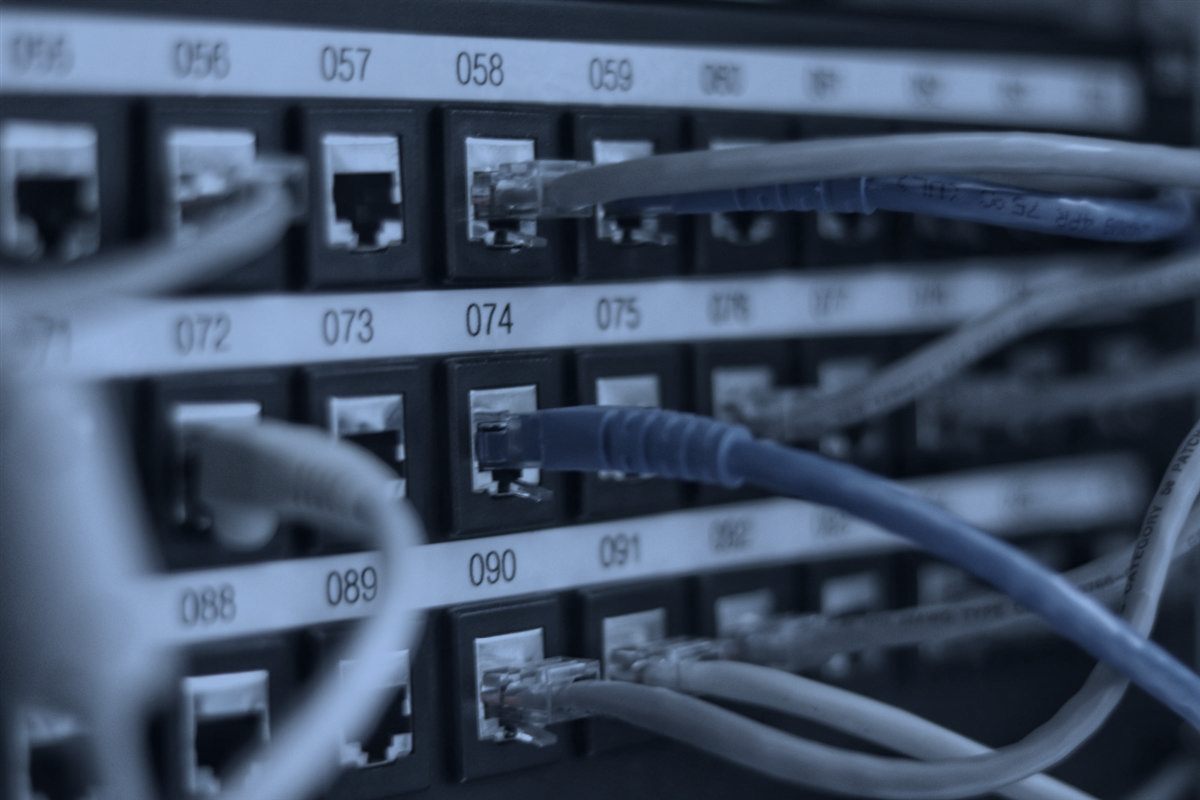Panel de parcheo con cables de red conectados