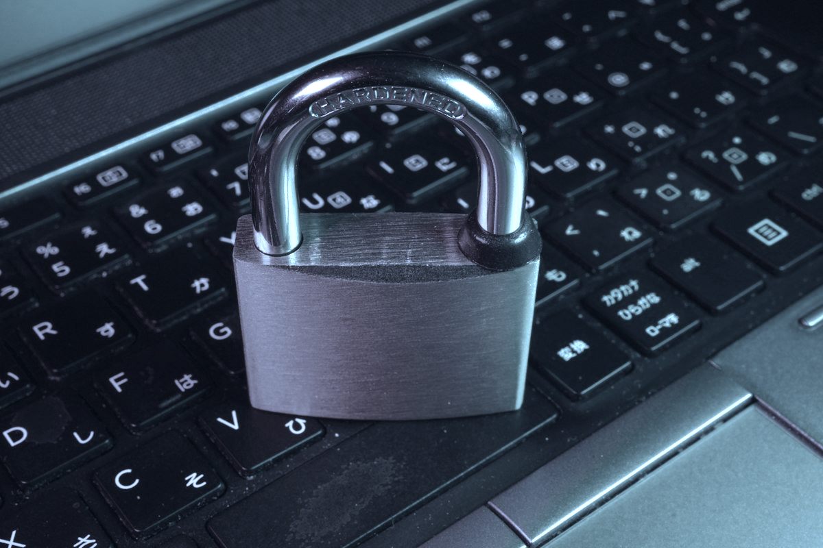 Candado sobre el teclado de una computadora portátil